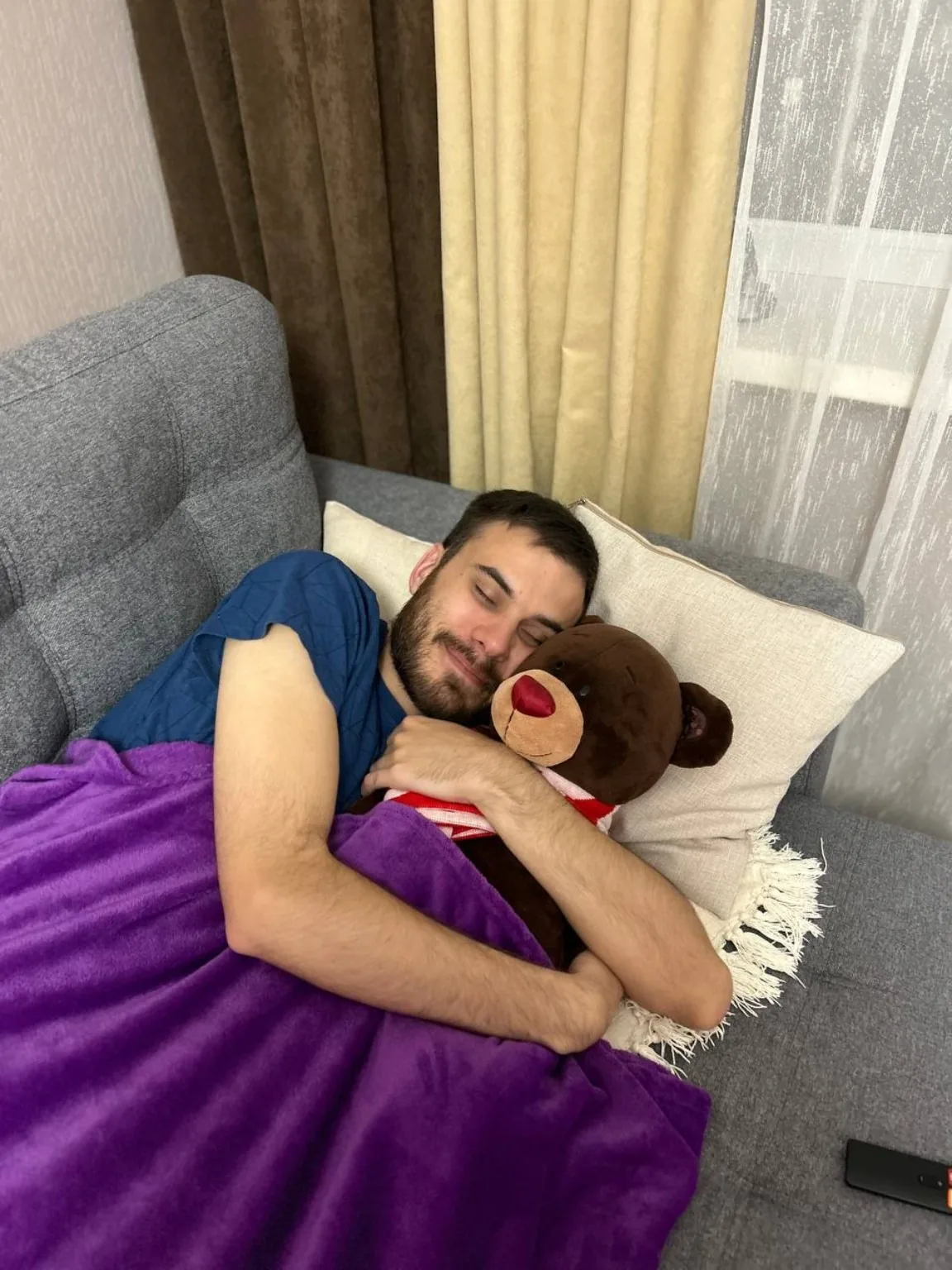 Домашний смешной кадр с медведем